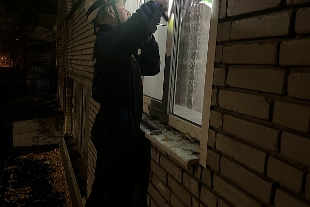 Спасатели помогли ребенку запертому в квартире Спасатели помогли ребенку запертому в квартире